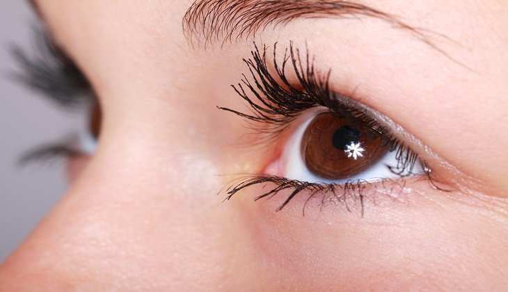 Health Tips: घंटों मोबाइल या कंप्यूटर के सामने बैठने से कमजोर हो गई नजर, आंखों की रोशनी के लिए रामबाण है ये 5 चीजें