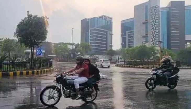 Greater Noida: ग्रेटर नोएडा में रिमझिम बारिश होने से मौसम हुआ रंगीन, वाहनों की रफ्तार हुई धीमी