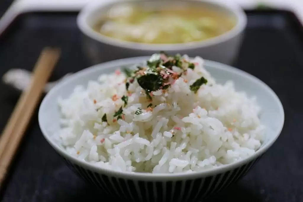 क्या मोटापा कम करता है Rice? जानें कितना फायदेमंद है रात में चावल को खाना