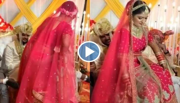 Viral Video: शादी में दुल्हन ने दूल्हे की गोद में बैठकर खिंचवाईं फोटो तो लोग बोले-'इसे कहते हैं पॉवर', देखिए वीडियो