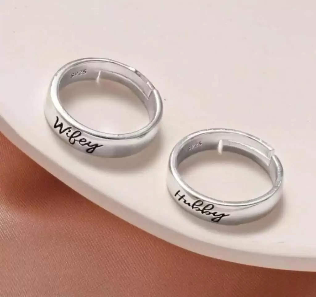 Couple Ring Design: फैशन में हैं ये कपल रिंग डिजाइंस, देखकर ही फिदा हो जाएंगी आपकी होने वाली वाइफ