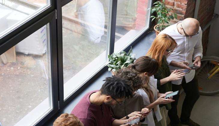 स्मार्टफोन की लत एक तिहाई युवाओं की नींद कर रहा खराब: शोध