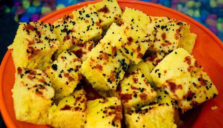 Dhokla Recipe: घर पर झटपट बनाएं गुजरात का बेहद मशहूर स्वादिष्ट ढोकला, बेहद आसान है रेसिपी