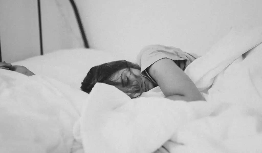 Sleeping Position: सोने की इन पोजीशन को बदलें नहीं हो जाएंगे कई बीमारियों का शिकार