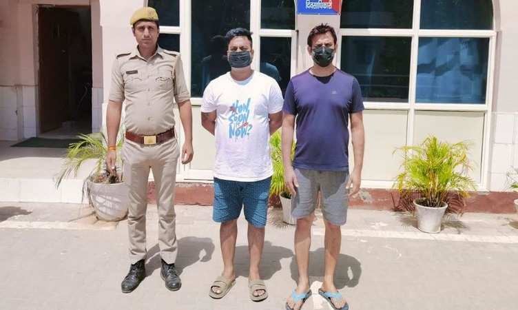 Greater Noida: गौर सिटी 2 में जमकर चले लाठी-डंडे, झगड़ा करने वाले दो गिरफ्तार