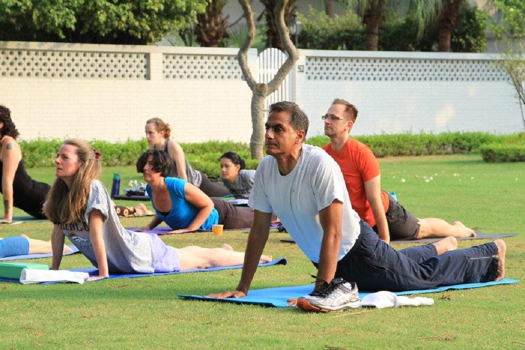 International Yoga Day 2022: शरीर को फिट और दिमाग को शांत रखने के लिए सुबह-सुबह करें ये योगासन, जानिए तरीका