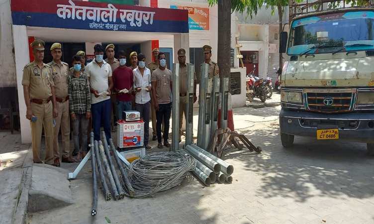 Greater Noida: घरों से इन्वर्टर और बैट्री गायब करने वाले गिरोह के पांच सदस्य गिरफ्तार, भारी संख्या में बिजली का सामान बरामद