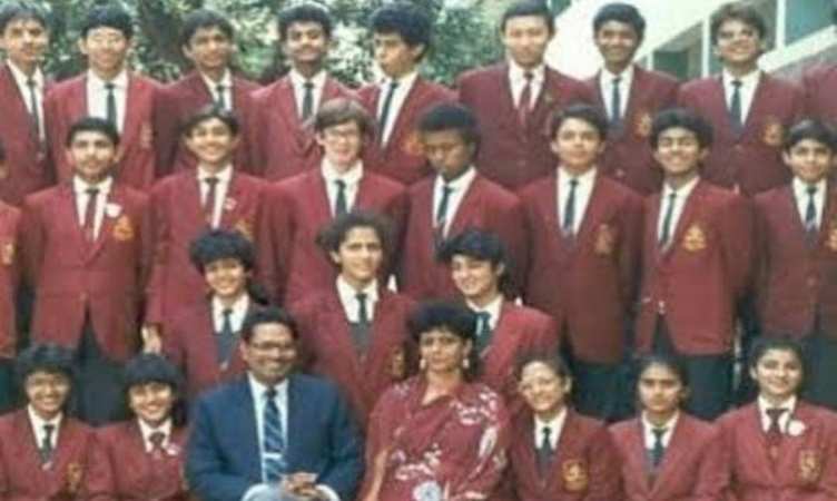 स्कूल की ग्रुप फोटो में नीचे से दूसरी  लाइन में खड़ी बच्ची है Bollywood की मशहूर अभिनेत्री, इनके परिवार में सभी लोग हैं गजब के एक्टर
