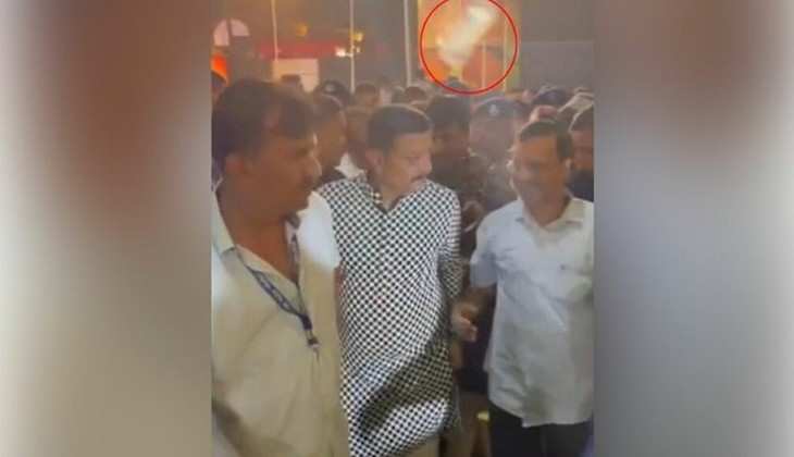 गुजरात में दिल्ली के CM केजरीवाल पर फेंकी बोतल, सामने आया घटना का VIDEO
