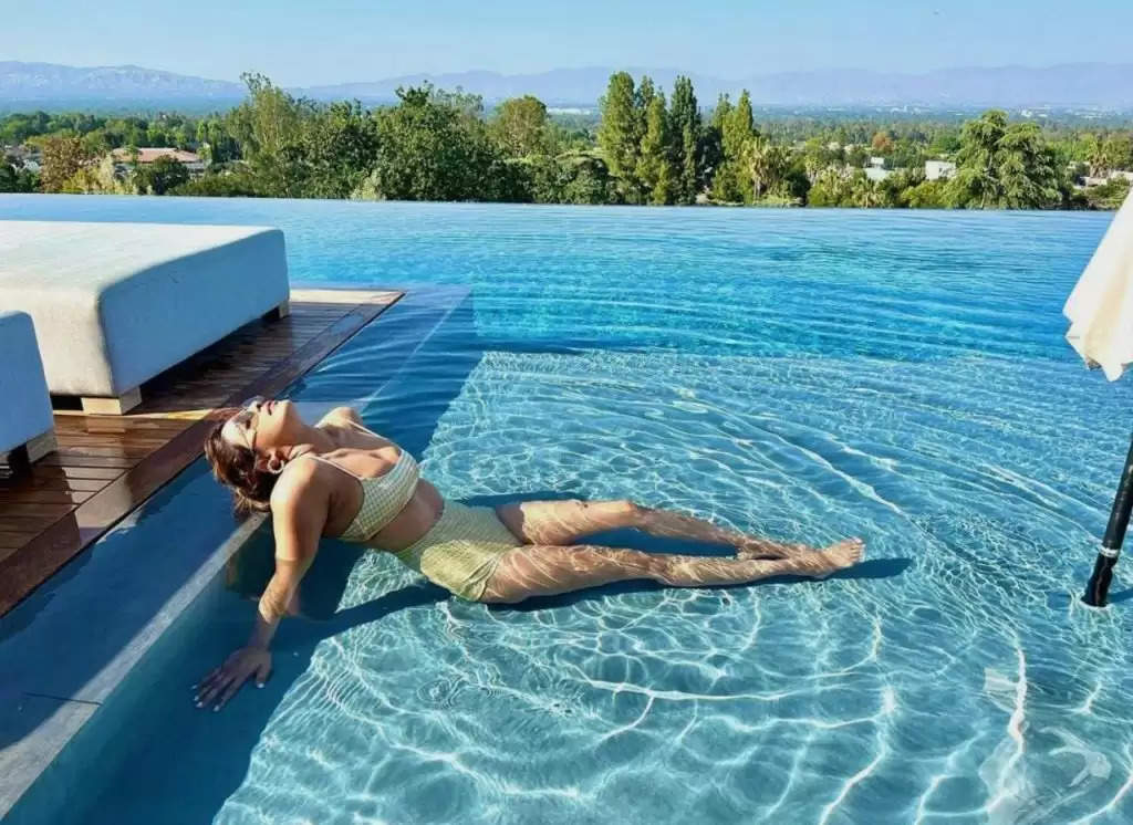 Priyanka Chopra ने Bikini पहन स्विमिंग पूल में लगाई आग, तस्वीरें देख पति Nick Jonas बोले.....