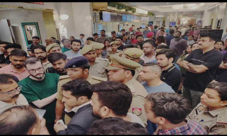 Noida Video: Gadar 2 चलने में देरी को लेकर दर्शकों ने सिनेमाघर में काटा 'गदर', पुलिस ने उठाया ये कदम