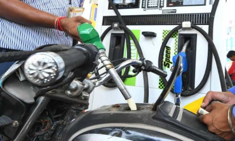 Petrol Diesel Price Update: तेल कंपनियों ने अपडेट किए पेट्रोल-डीजल के दाम, देखें कही जेब तो नहीं कर दी हलकी, चेक करें पूरी रेट लिस्ट   
