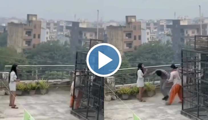 Viral Video: आंटी ने अपनी बेटी के बॉयफ्रेंड को छत पर रंगे हाथों दबोचा, फिर दे थप्पड़ दे चप्पल कर दी पिटाई