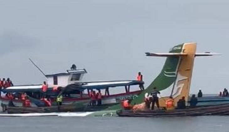 Tanzania: पूर्वी अफ्रीका के तंजानिया में क्रैश हुआ प्लेन, झील में विमान गिरने से 19 यात्रियों की मौत