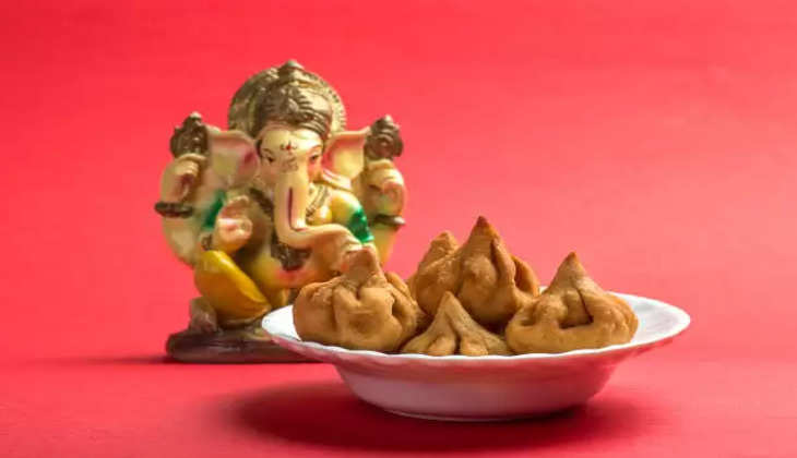 Ganesh ji: तो इसलिए बेहद प्रिय है गणेश जी को मोदक, भोग लगाने पर करते हैं हर मनोकामना की पूर्ति…