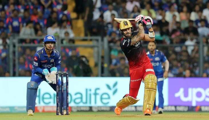 MI vs RCB: वाह क्या कैच है! Faf du Plessis ने चालकी से किया स्कूप तो फील्डर ने कर दिया खेला, देखें वीडियो