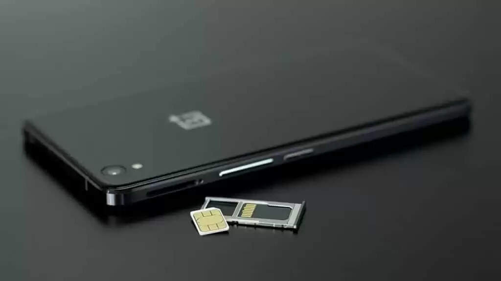Dual Sim Fraud: दो में से एक सिम नहीं है एक्टिव तो हो जाएं सावधान! कहीं खाते से ना हो जाएं लाखों पार, जानें टिप्स