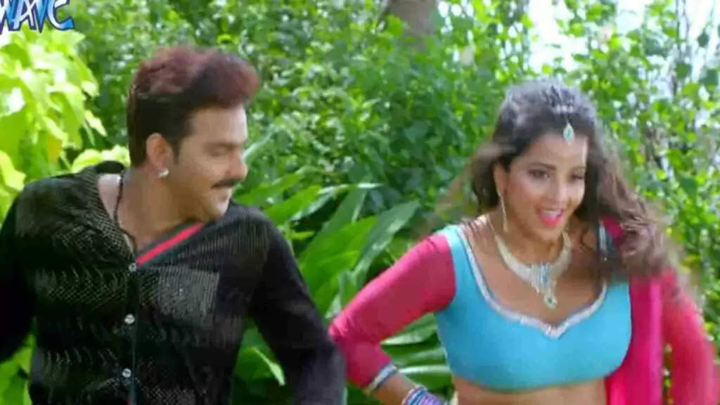 Bhojpuri Video Song: मोनालिसा ने पवन सिंह के साथ किया रोमांटिक डांस, वीडियो देख दिल में लग जाएगी आग