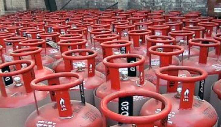 LPG Gas Cylinder: आज से घरेलू गैस सिलेंडर हुआ महंगा, अब हॉकर को देने होंगे इतने रुपये