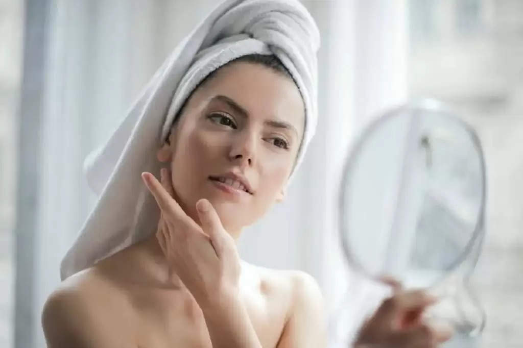 Skin Care: चेहरे पर आम के छिलके लगाने से आएगा ऐसा निखार कि मम्मी उतारने लग जाएंगी आपकी नजर