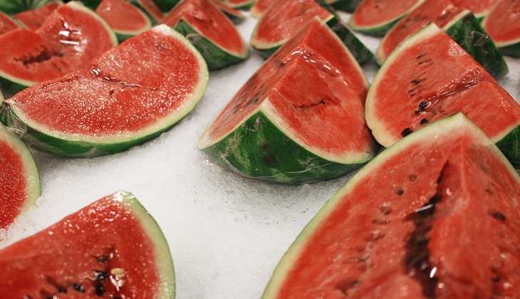Watermelon: तरबूज कच्चा है या पका इन तरीकों से पहचानें