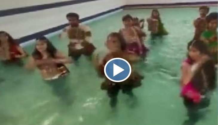 Viral Video: लड़के-लड़कियों ने स्विमिंग पूल में किया गरबा डांस, वीडियो देख लोग बोले-'पागल पंती की हद है'
