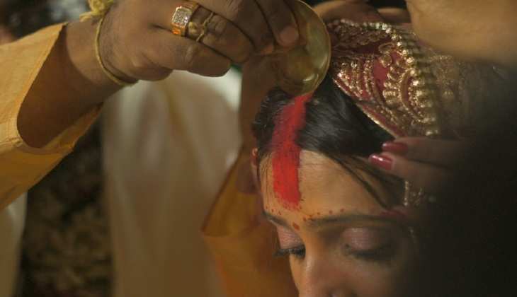 हिंदू धर्म में महिलाएं माथे पर क्यों लगाती है कुमकुम, जानिए इसके पीछे का वैज्ञानिक कारण