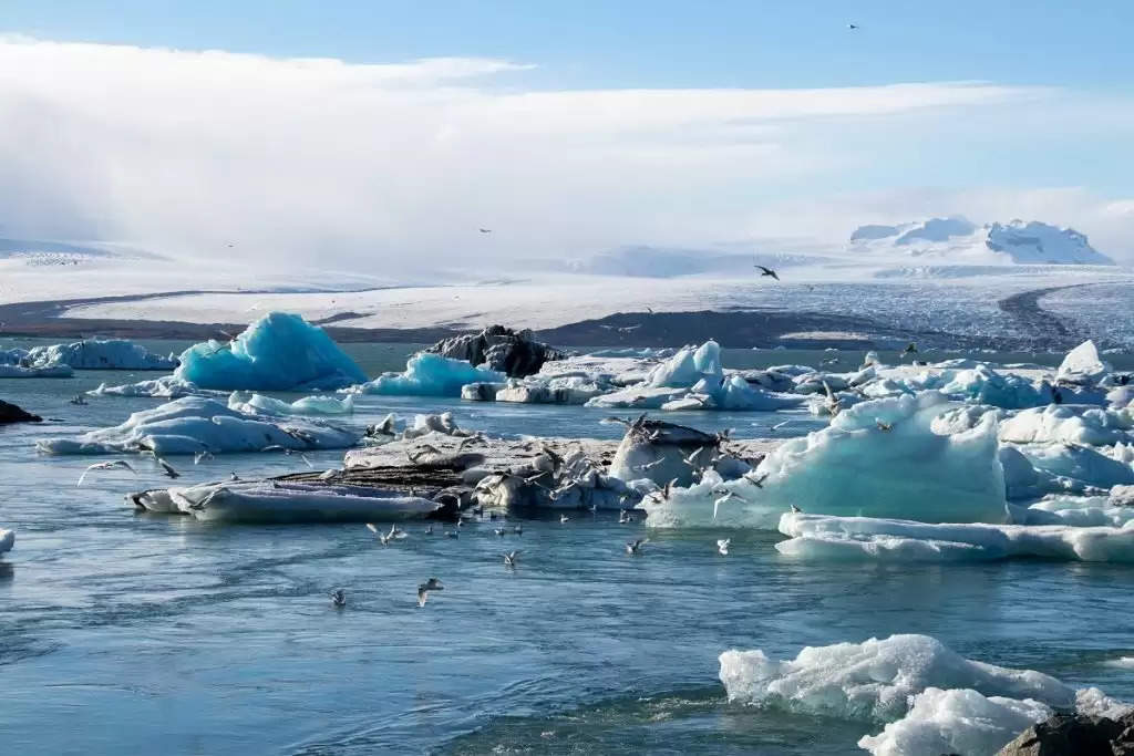 Climate Change: पृथ्वी की ऊपरी परत को नुकसान पहुंचा रहे हैं पिघलते ग्लेशियर