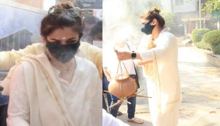 Raveena Tandon ने पिता Ravi Tandon को नम आंखों से दी मुखागिनी...देखें Video