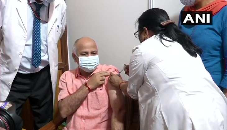 दिल्ली के उप मुख्यमंत्री मनीष सिसोदिया ने पत्नी संग लगवाई वैक्सीन