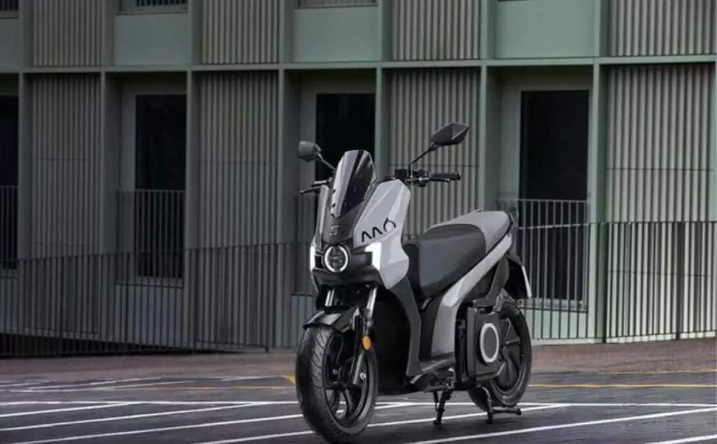 172 किमी की रेंज के साथ मार्केट में लॉन्च हुआ ये धाकड़ electric scooter, स्टाइलिश लुक बना देगा दीवाना, जानें कीमत