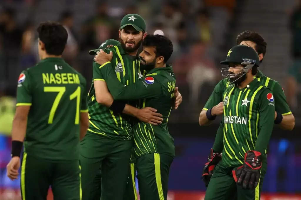 Pakistan: सेमीफाइनल से लगभग बाहर हो चुकी पाकिस्तान के पास अब भी है चांस, जानें क्या बन सकते हैं समीकरण