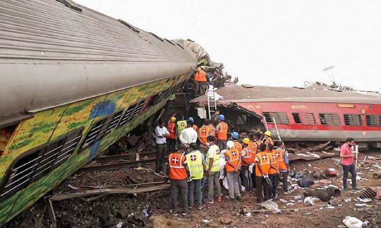 Odisha Train Accident:ओडिशा ट्रेन हादसे से 20 सेकंड पहले का वीडियो आया सामने, देख कर निकाल जाएंगे आपके आंसू
