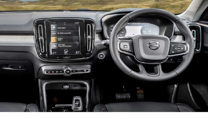 Volvo की इस धांसू इलेक्ट्रिक कार की पहली यूनिट हुई रोलआउट, बेहतरीन रेंज के साथ बेहद धांसू है फीचर्स, जानें कीमत