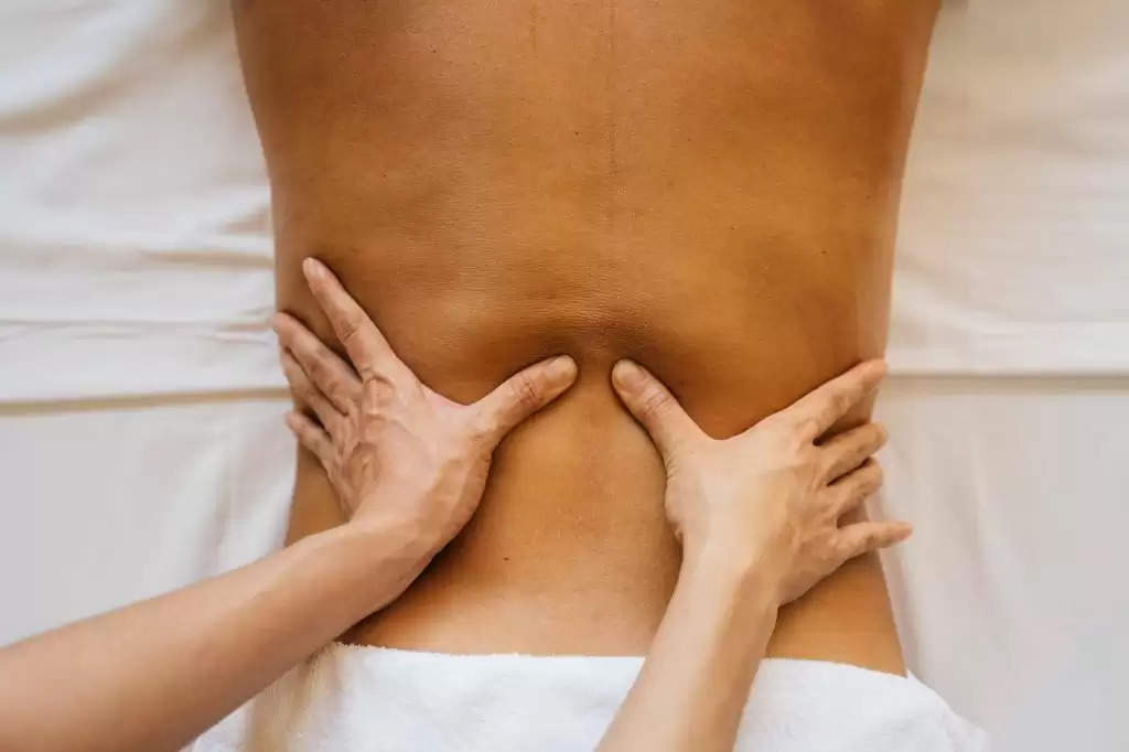 Lower Back Pain की क्या होती है वजह? क्या बैकपेन में कर सकते हैं वर्कआउट, जानें जरूरी बातें