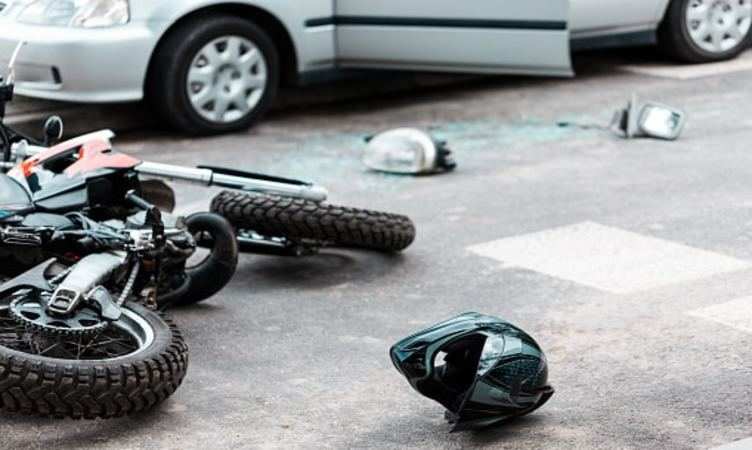 Noida: तेज रफ्तार कार ने बाइक सवार को मारी जोरदार टक्कर, तीन लोग हुए घायल