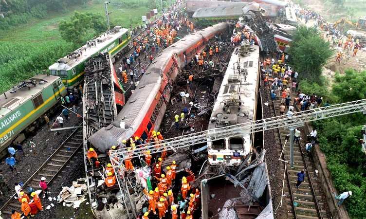 Coromandel Express Accident: भयानक ट्रेन हादसे में एक के ऊपर एक चढ़ीं बोगियां! खौफनाक मंजर देख दहल गए लोग