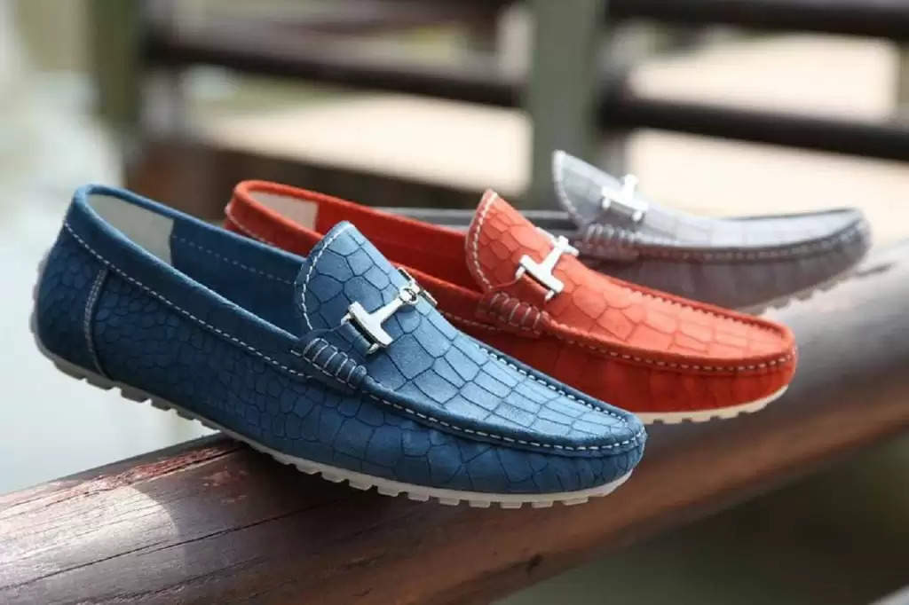 Vastu For Slippers: इस रंग के जूते चप्पल पहनने पर आपके पीछे भी पड़ सकता है काल, जरूर ध्यान दें