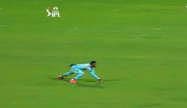 Video TATA IPL 2022: राहुल ने डाइव लगाते हुए पकड़ा ये अद्भुत कैच, देखें वीडियो