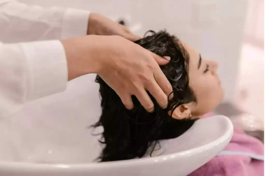 Vastu For Health: अगर आप भी अक्सर रात के समय धोती हैं बाल, तो सभंलिए...वरना रूष्ट हो जाएंगी लक्ष्मी माता