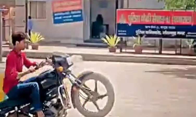 Noida: पुलिस चौकी के सामने ही युवक ने बेखौफ होकर बाइक से किया स्टंट, घर पहुंचा 18,500 रुपए का चालान