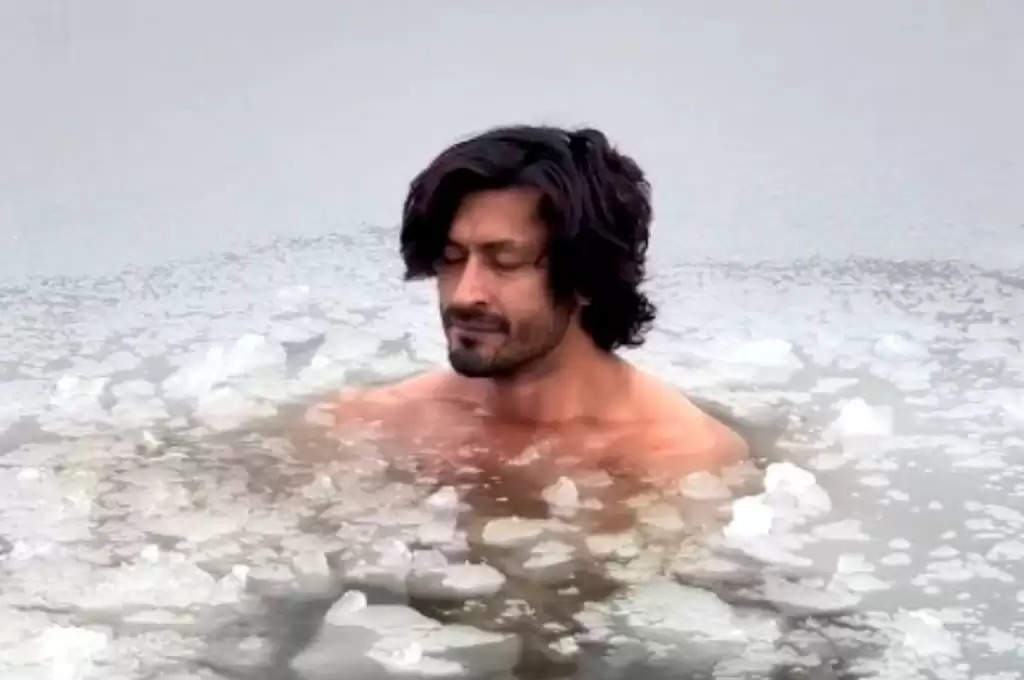 OMG! Vidyut Jammwal ने बर्फीली झील में लगाई ऐसी छलांग, Viral Video देख फैंस के भी कांपे हाथ