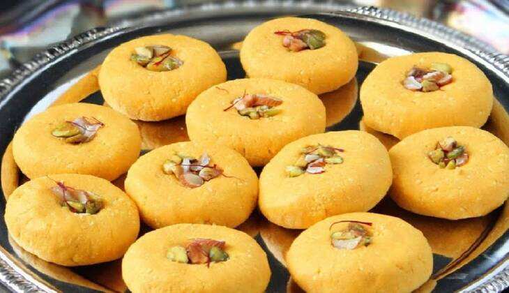 Mango Peda Recipe: 'फलों के राजा' आम से बनाएं ये एकदम डिफरेंट और टेस्टी स्वीट डिश