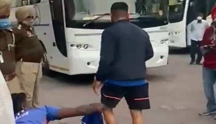 Video: Virat Kohli ने बस से उतरते वक्त ऐसा क्या किया ? जिससे उनका वीडियो हो गया वायरल, देखे वीडियो
