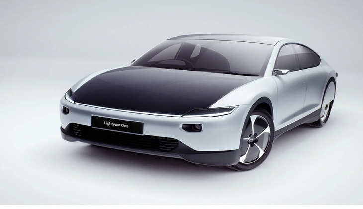 Solar Car: लॉन्च हुई दुनिया की पहली सोलर कार, 700 किमी कि रेंज के साथ हैं बेहद धांसू फीचर्स, जानें कीमत