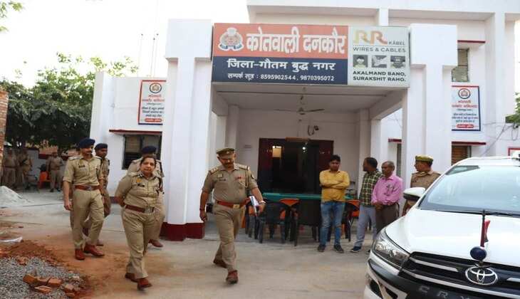 Noida: चुनाव को लेकर सीपी लक्ष्मी सिंह ने थाना दनकौर का किया औचक निरीक्षण, अधिकारियों को दिए ये निर्देश