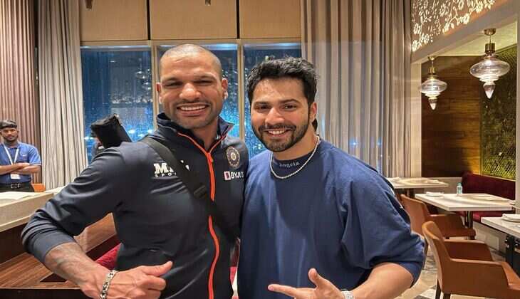 Varun Dhawan&nbsp;ने गब्बर के साथ फोटो शेयर कर लूटी महफिल, जानें अचानक कैसे हुई मुलाकात