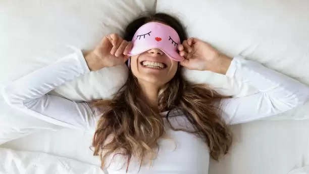 Vastu Tips For Sleeping: रात को सोने से पहले तकिए के नीचे रखें ये 5 चीजें, हर काम में मिलेगी मनचाही तरक्की
