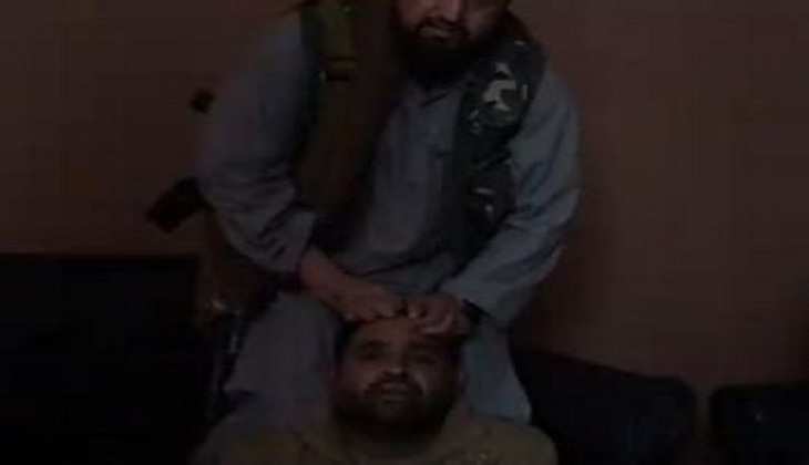 तालिबान के लड़ाके ने पूर्व अधिकारी के मारी लातें और लगाए झापड़, इंटरनेट पर वायरल हो रहा वीडियो