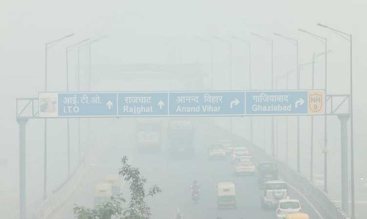 Weather News: दिल्ली में भयंकर 'धुंध' छाने से हवा हुई 'बेहद खराब', इन राज्यों में बारिश के आसार